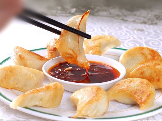 速凍水餃銷售商勾大姐食品教你煎餃怎么做好吃？煎餃和鍋貼有區(qū)別嗎？